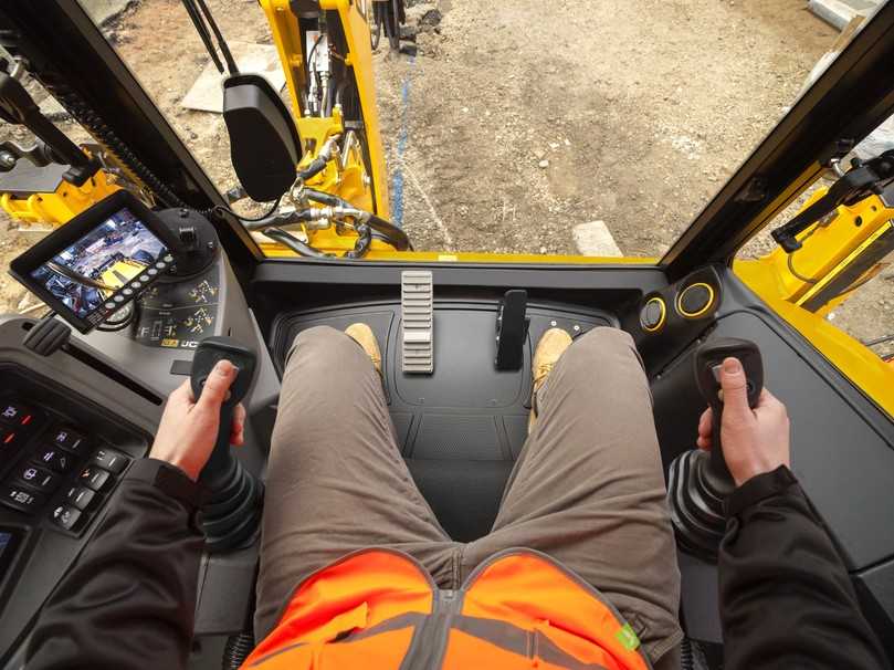 Der 6-in-1 Laderjoystick ermöglicht es den Lader und die Fahrtrichtung mit einer Hand und die Lenkung mit der anderen zu steuern. | Foto: JCB