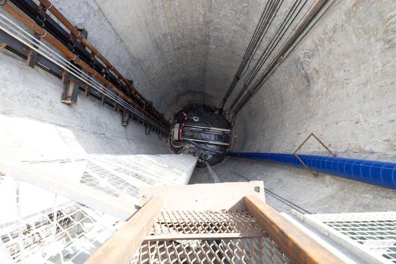 Für den Einbau des Sammlers legte die Mikrotunnelbohrmaschine in einer Tiefe von bis zu 27 Metern eine 625 Meter lange Strecke zurück, einen Teil davon unter der Seine. Zu den Herausforderungen gehörten u. a. die verschiedenen Bodenbeschaffenheiten und das Bewältigen von Kurvenradien während des Vortriebs. | Foto: Berding Beton