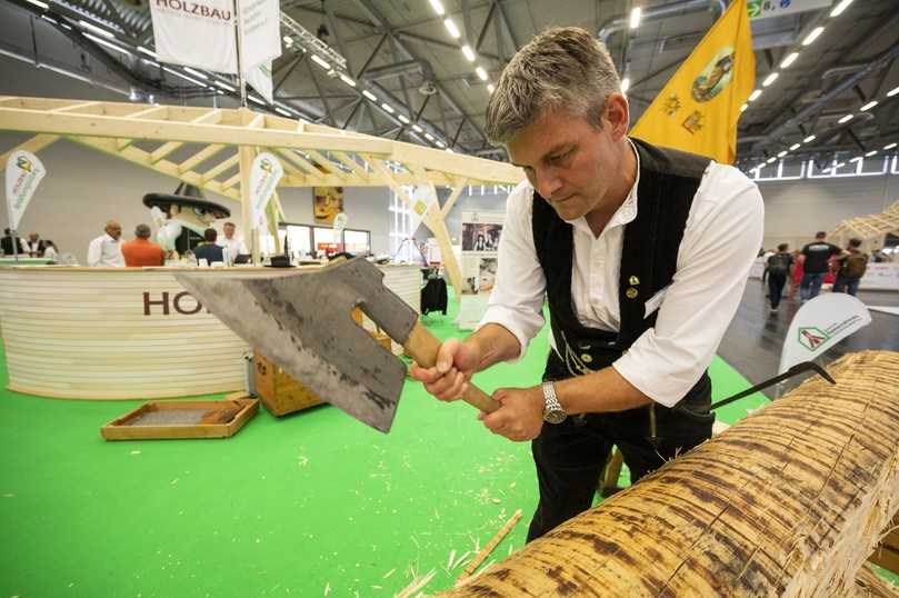 Auf dem Programm der Dach+Holz stehen Live-Vorführungen der Restauratoren im Zimmererhandwerk. | Foto: GHM/Oliver Wachenfeld