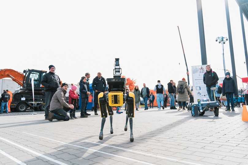 Ein Auftritt der besonderen Art: Ein Robo-Hund zieht die Aufmerksamkeit auf sich – im realen Einsatz überwacht er und meldet, wenn etwas nicht stimmt. | Foto: Coreum