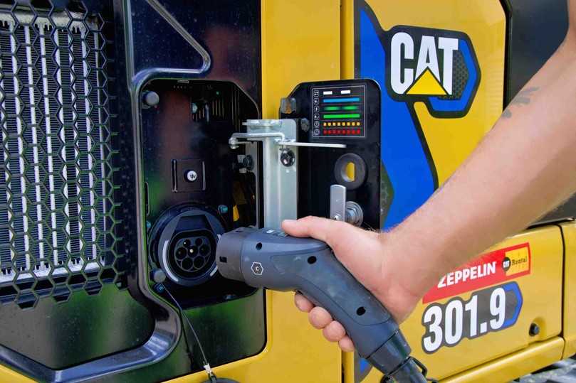 Der Elektro-Minibagger Cat 301.9 E wird über ein integriertes OnBoard-Ladegerät aus dem Automotive-Bereich mit 3 kW Leistung über Nacht geladen. Wer es schneller möchte, greift zum externen Schnellladegerät MEC009 von Caterpillar. | Foto: Zeppelin Rental