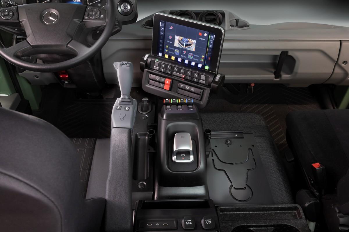 Der Multifunktions-Joystick lässt sich je nach Arbeitssituation am Fahrer- oder Beifahrersitz einstecken. | Foto: Daimler Trucks AG