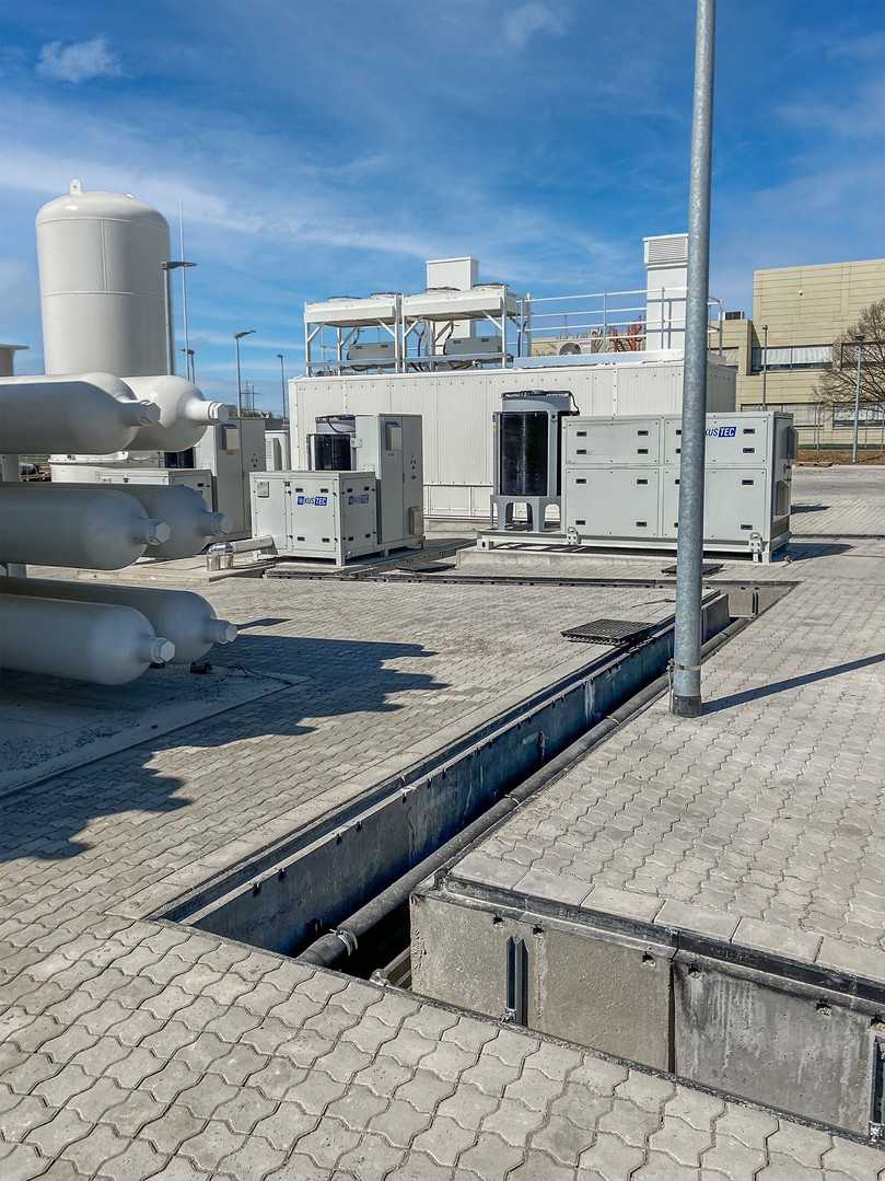Die Versorgungkanäle Bircocanal erstrecken sich über die ganze Anlage. Das Leitungssystem für den grünen Wasserstoff läuft ohne Unterbrechung vom Elektrolyseur bis an die Zapfsäulen der Tankstelle. | Foto: Birco GmbH Die Versorgungkanäle Bircocanal erstrecken sich über die ganze Anlage. Das Leitungssystem für den grünen Wasserstoff läuft ohne Unterbrechung vom Elektrolyseur bis an die Zapfsäulen der Tankstelle. | Foto: Birco GmbH
