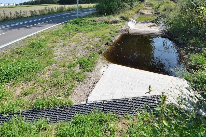 Wo nötig wird das anfallende Regenwasser von den Entwässerungsrinnen aufgenommen und in dezentrale Mulden abgeleitet. | Foto: Hydrotec