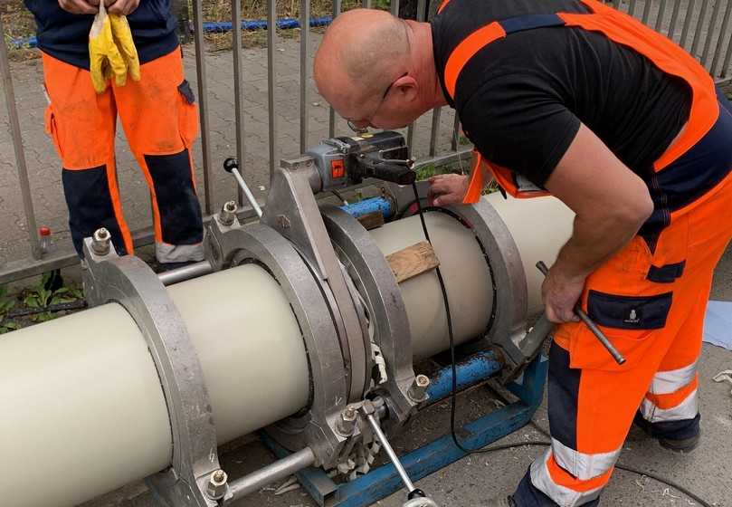 Die neuen Langrohre mit DA 385 schweißte Dommel zunächst oberirdisch zu einem Rohrstrang. | Foto: Sanierungstechnik Dommel