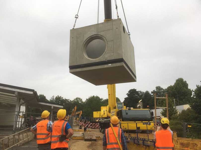 Ca. 45 Tonnen wiegt das Drosselbauwerk, das für einen geregelten Abfluss der Niederschläge sorgt. | Foto: Max Bögl