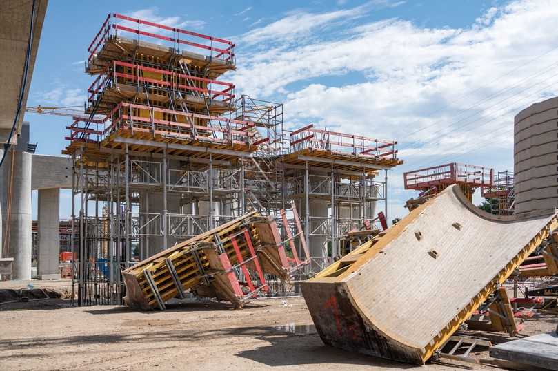 Die geometrisch anspruchsvollen H20-Sonderschalungen für die Pfeiler kommen aus dem Hünnebeck-Sonderschalungsbau. | Foto: Hünnebeck