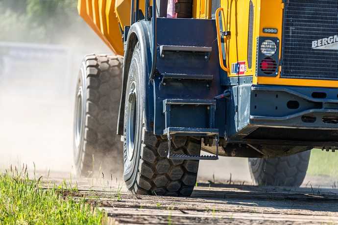 Die BKT SR 31 Radialreifen am Bergmann-Dumper C828 machten einen guten Job auf den Baustraßen von Bunte in Papenburg. | Foto: Bohnenkamp