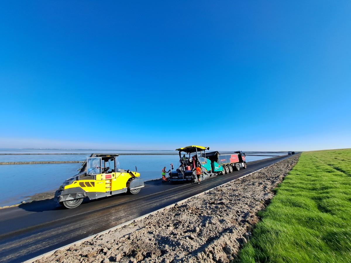 Bei Ebbe an einem sonnigen Septembermorgen zeigt sich das Watt bei Norddeich von seiner friedlichen Seite. Doch wenn große Wellen anrollen und am Deich brechen, braucht er den Schutz des Asphaltdeckwerks. | Foto: DAV/Quillmann