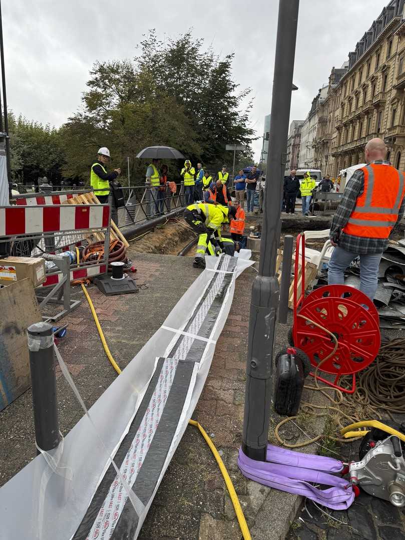 Der Carbonliner wird über eine Gleitfolie in die Baugrube herabgelassen. | Foto: BKP