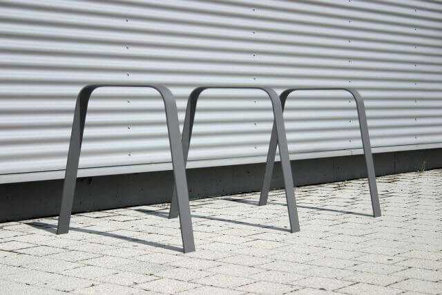 Die Fahrradlehnbügel BECKbike wurden aus gebogenem, feuerverzinktem Flachstahl für das RMK Winnenden hergestellt.