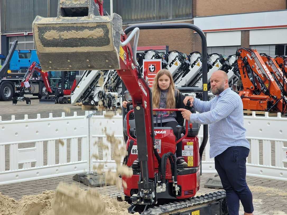 Neuer Yanmar-Radlader auf Firmenfeier von Tecklenborg