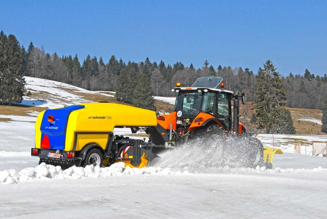 Die TSS von Aebi Schmidt Group ist eine Kehr- und Sprüheinheit für den Winterdienst