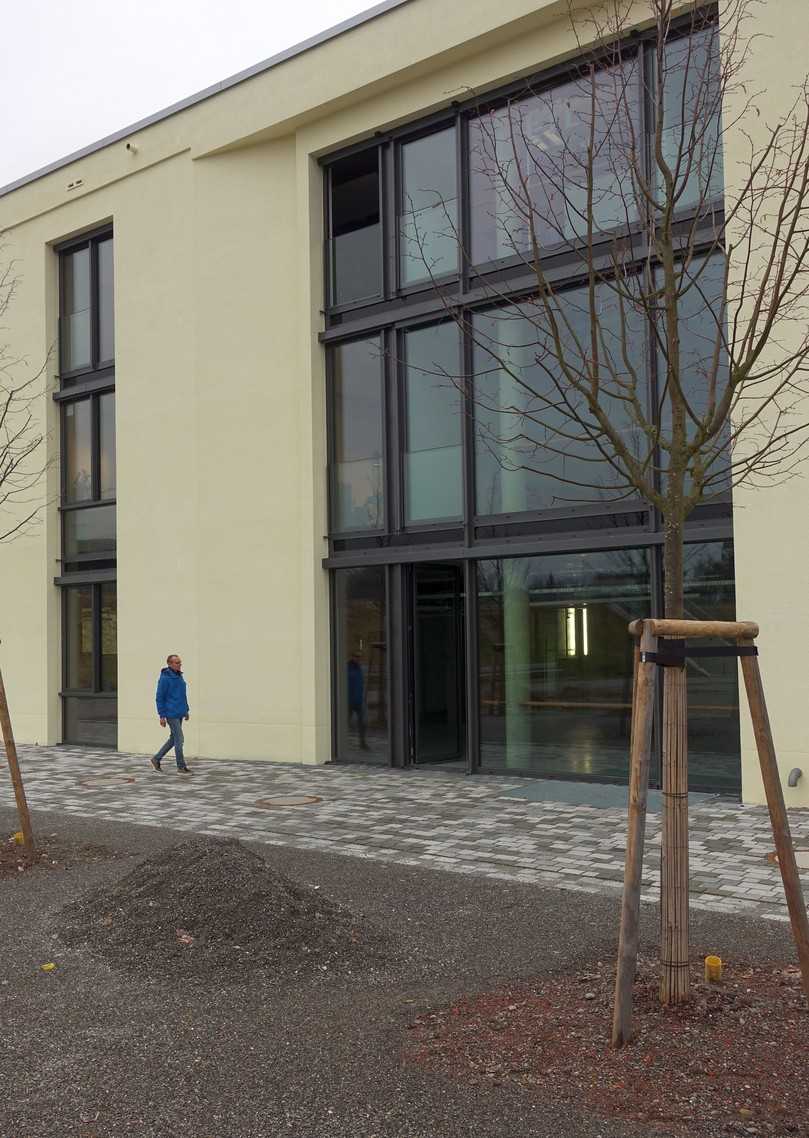 Südfassade mit Vorplatz der Carderie in Wangen/Allgäu, ein Industriegebäude Baujahr 1913, nach Umbau und Erweiterung. | Foto: Klaus W. König Südfassade mit Vorplatz der Carderie in Wangen/Allgäu, ein Industriegebäude Baujahr 1913, nach Umbau und Erweiterung. | Foto: Klaus W. König