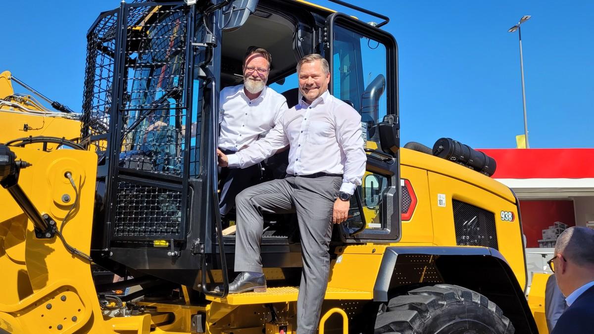 Auf seinem Rundgang kletterte Schleswig-Holsteins Wirtschaftsminister Claus Ruhe Madsen auch in den Cat-Radlader 938, hier mit Holger Schulz, dem neuen Geschäftsführer der Zeppelin Baumaschinen GmbH. | Foto: B_I MEDIEN/bb