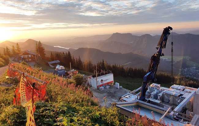 Dank des hohen Arbeitstempos des PK 200002 L SH war die neue Bergstation in sieben Monaten errichtet. Viel Zeit für den Blick auf Alpenpanorama mit Wolfgangsee blieb dem Kranfahrer nicht. | Foto: Palfinger