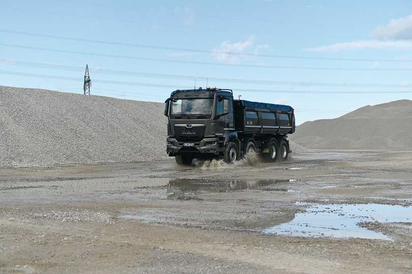 Der mausgraue MAN TGS 35.400 muss mit dem kleinen 9-l-Triebwerk D15 und 400 PS auskommen. | Foto: MAN