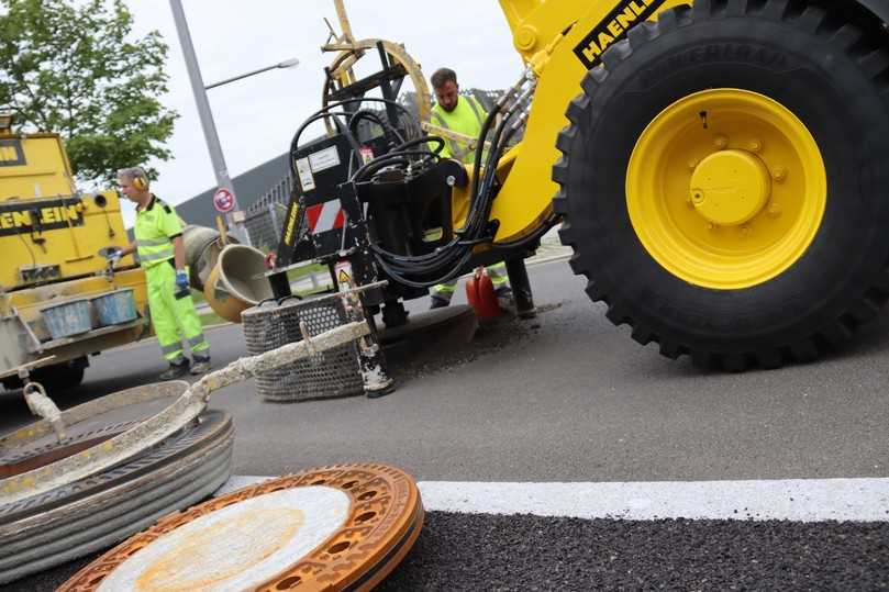 In knapp vier Minuten war das konische Loch gefräst, Metallabdeckung und Asphaltpfropfen waren herausgeholt. | Foto: Zeppelin