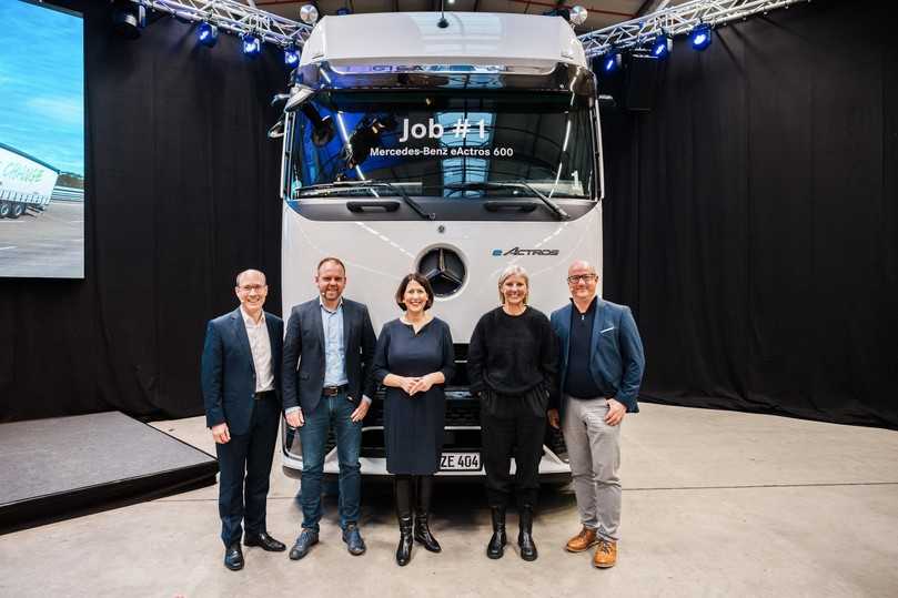 Prominenz beim Serienstart (v.l.): Andreas Bachhofer, Leiter Standort Wörth, Jürgen Distl, Leiter Mercedes-Benz Trucks Operations, Daniela Schmitt, Ministerin für Wirtschaft, Verkehr, Landwirtschaft und Weinbau des Landes Rheinland-Pfalz, Karin Rådström, CEO von Daimler Truck, und Michael Brecht, Vorsitzender Gesamtbetriebsrat Daimler Truck. | Foto: Daimler Truck AG