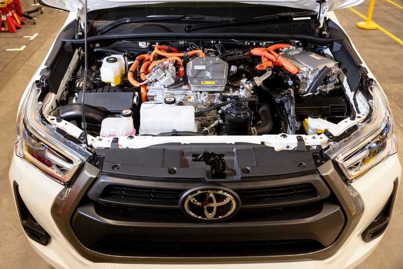 Die komplexe Brennstoffzellentechnik befindet sich im einstigen Motorraum des Toyota Hilux. | Foto: Toyota