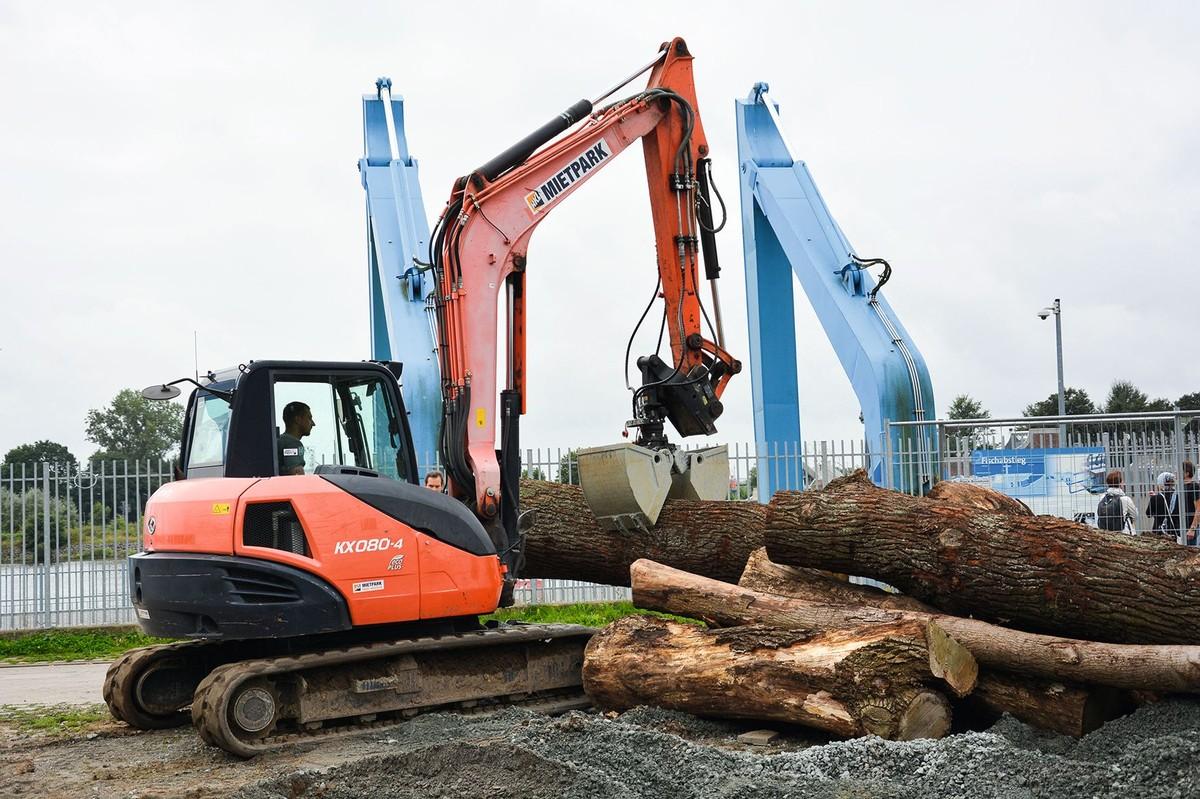 Die Auszubildenden erhalten beim Bau des Insektengartens die Gelegenheit, die Bedienung der Maschinen zu erlernen und erste Erfahrungen im Umgang damit zu sammeln. Dazu gehört auch der Transport von Baumaterialien über die Baustelle. | Foto: HKL