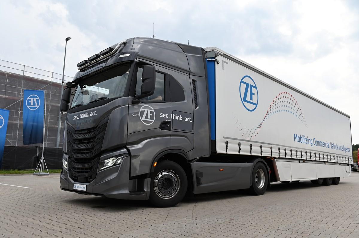 Der ZF Safety Innovation Truck besitzt eine Hochgeschwindigkeitsverbindung zur Datenübertragung zwischen Trailer und Lkw. | Foto: QUATEX