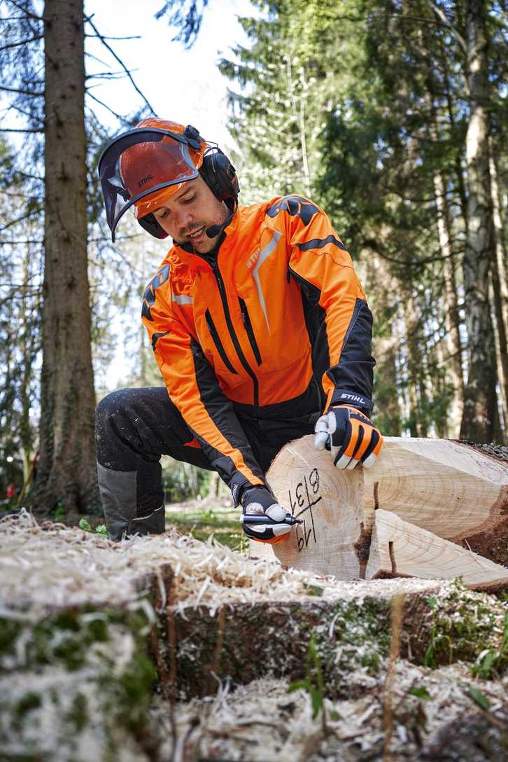 Für Baumpflege und Forstarbeit: Stihl hat für seinen Gehörschutz mit integrierter Kommunikationslösung  eine Goldmedaille erhalten. | Foto: Stihl