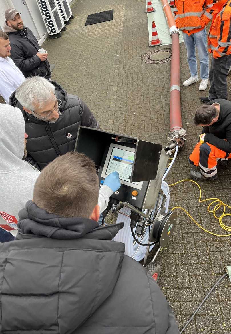 Praktische Übungen ergänzen die umfassende theoretische Einführung in die Kanalsanierung. | Foto: Sanierungstechnik Dommel Praktische Übungen ergänzen die umfassende theoretische Einführung in die Kanalsanierung. | Foto: Sanierungstechnik Dommel