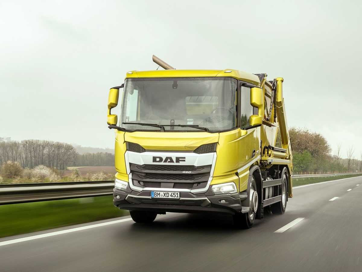 DAF XD Bau-Lkw: Sattelzugmaschine und Abroller - eurotransport