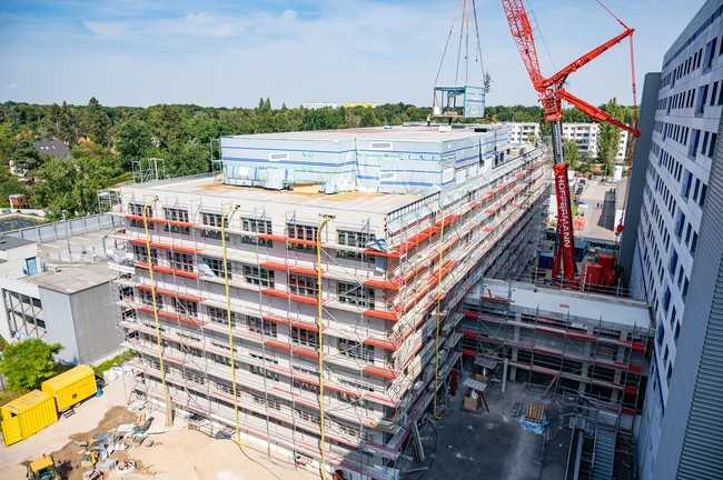 Der Erweiterungsbau des Universitätsklinikums Halle wurde in Modulbauweise realisiert – ein wichtiger Trend der nächsten Jahre. | Foto: Cadolto
