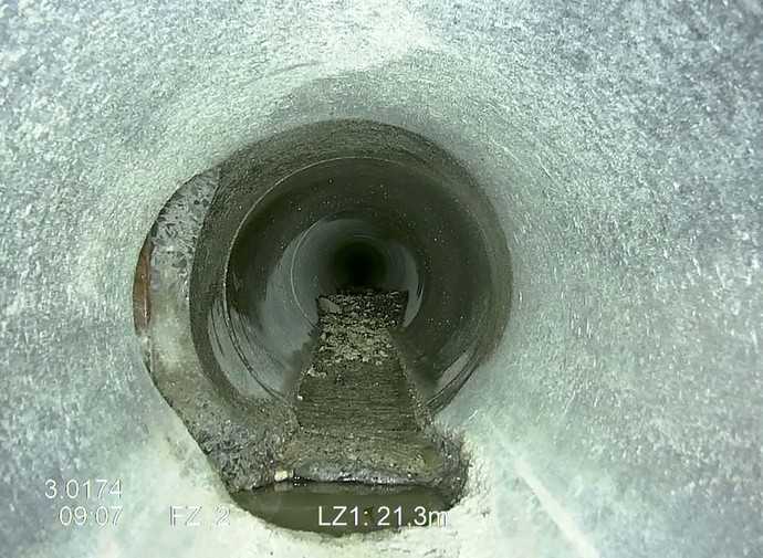 Vorheriges Bild des Kanalrohrs mit sichtbaren Schäden | Foto: Sanierungstechnik Dommel GmbH