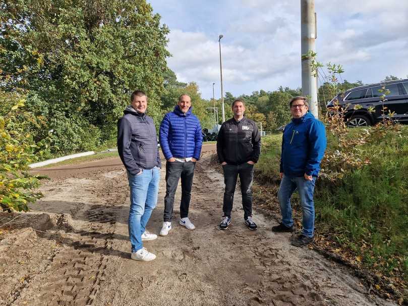 Freuen sich über die neue „Klimawand" in Lohne: Christian Tölke (von links), Präsident des TuS Blau-Weiß Lohne, TuS-Geschäftsführer Torsten Jehle und Fabian Lang, Geschäftsführer Fußball, sowie Landschaftsarchitekt Lars Rußwinkel. | Foto: Rau