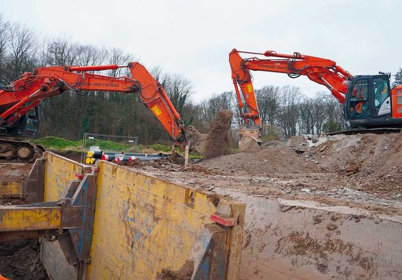 Der Bodenaushub wird – nach einer entsprechenden Aufbereitung – direkt vor Ort zur Wiederverfüllung der Rohrzone verwendet. Insgesamt entfallen die Kosten für Sand, Transport und die hohen Deponiekosten. | Foto: Simona AG