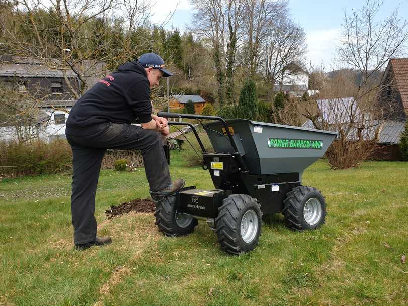 Der Power Barrow 4WD ist ein akkubetriebener Minidumper mit einer Zuladung von bis zu 480 Kilogramm. | Foto: Weber Baumaschinen und Fahrzeuge GmbH