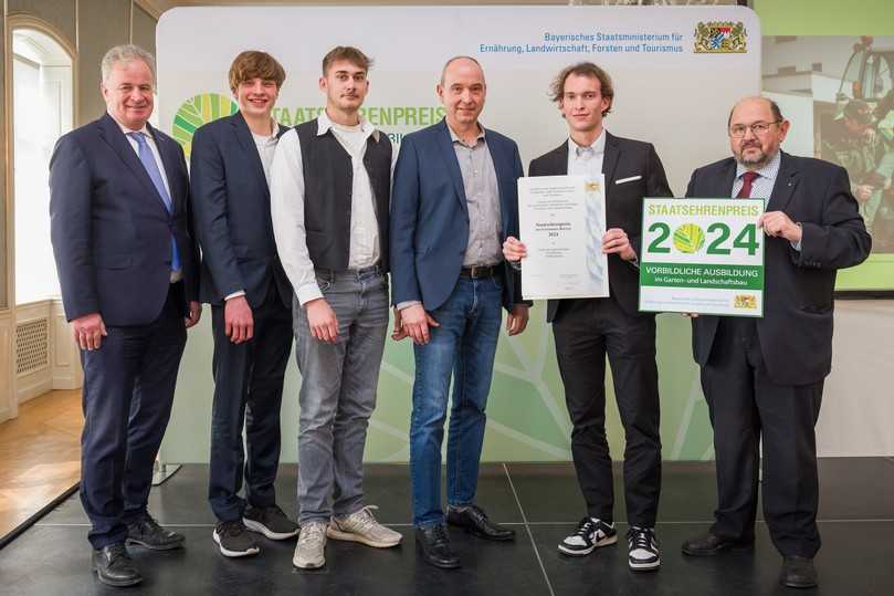 Erstmals kommt ein Preisträger aus dem Allgäu: (v.l.) Ministerialrat Dr. Michael Karrer, die Auszubildenden Marcel Roth und Andreas Kobr, Lars und Jan Schellheimer sowie Gerhard Zäh, Präsident des VGL Bayern. | Foto: Hauke Seyfarth/StMELF