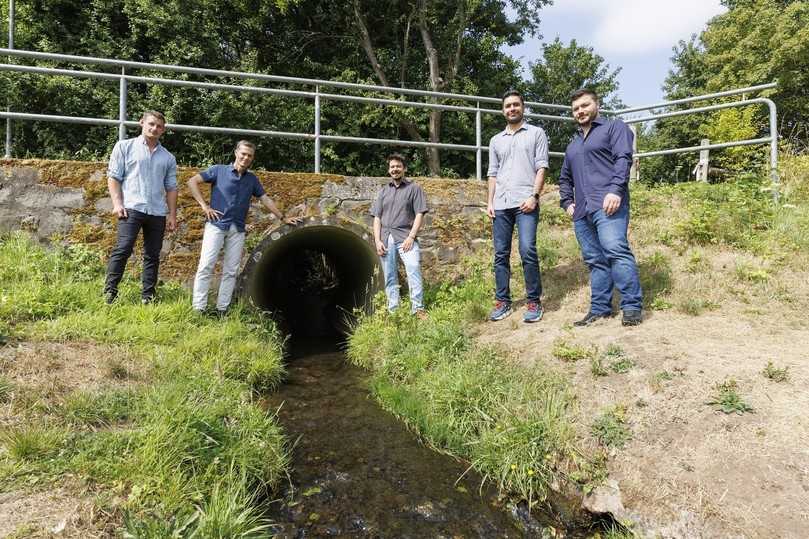 Das Ziggurat-Gründerteam vor einem Regenwasserkanal (v.l.n.r.): Ralf Habermehl, Prof. Dr.-Ing. Ulrich Dittmer, Timo C. Dilly, Dr.-Ing. Amin E. Bakhshipour, Marius Lauer. | Foto: RPTU/View, Voss