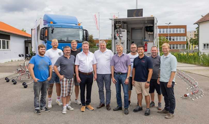 Vertreter von Streicher und Braumann bei der Fahrzeug-Übergabe | Foto: Streicher Kanalsysteme