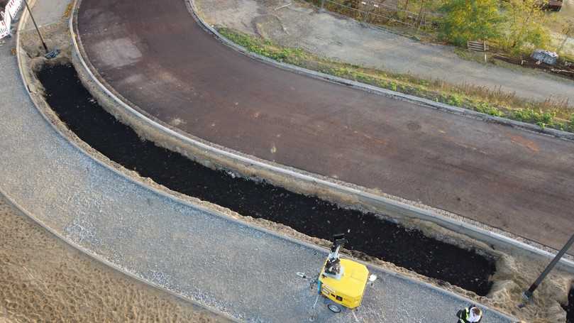 Im Zuge des Bauvorhabens „Ersatzneubau Strombrückenzug Magdeburg“ werden mit der von Kriewald entwickelten Bauweise Alleen-Bäume gepflanzt. | Foto: Kriewald 2023