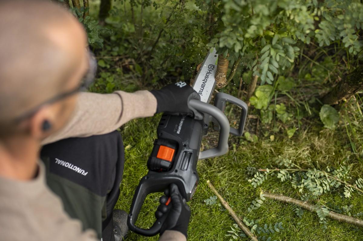 Die neue Husqvarna-Kettensäge Aspire C15X-P4A kann dank der digitalen Benutzeroberfläche bequem mit einem Knopfdruck ein- und ausgeschaltet werden. | Foto: Husqvarna