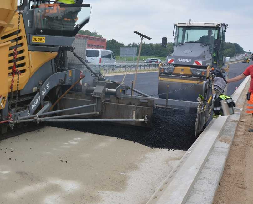 "Aco KerbDrain Road": Die Anfahr- und Vergusskante dient zur Orientierung und Höhenbezug beim Einbau des Asphalts. | Foto: Aco GmbH