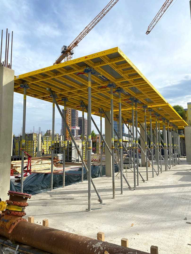 Spart Zeit: Das Deckenschalungssystem "DokaXdek". 4.500 Quadratmeter der Deckentische kommen beim "Edge Friedrichspark" zum Einsatz. | Foto: Doka Spart Zeit: Das Deckenschalungssystem "DokaXdek". 4.500 Quadratmeter der Deckentische kommen beim "Edge Friedrichspark" zum Einsatz. | Foto: Doka