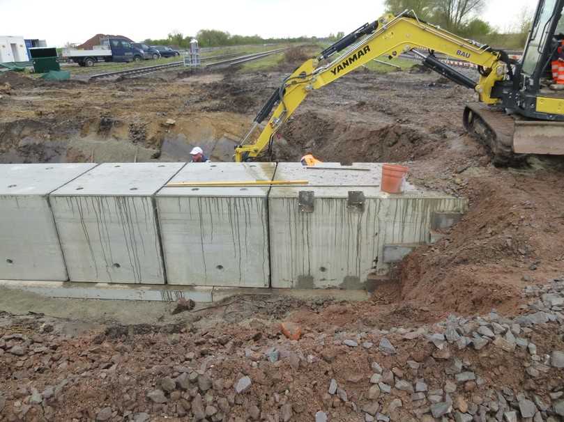 Nach dem Versetzen wurden die Fugen druckwasserdicht mittels werkseitig aufgeklebter Keil-Gleitquetschringdichtung ausgebildet. | Foto: Königbau