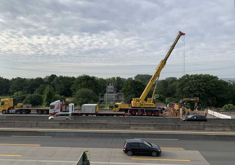 Jedes der 16 Tonnen schweren Rechteckprofile wurde einzeln und just in time per Sattelschlepper angeliefert und mit einem Großkran in die Baugrube eingehoben. | Foto: WVER