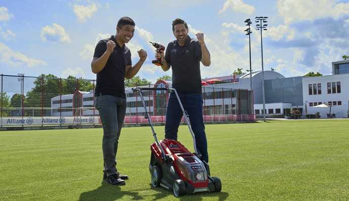 Werbekampagne mit den ehemaligen Bayern-Stürmern Giovane Élber (links) und Claudio Pizarro sowie Akku-Geräten von Einhell. | Foto: Einhell