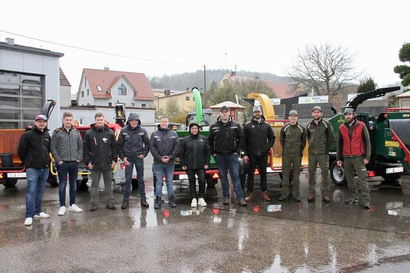 Teilnehmerin und Teilnehmer am Häckslertest auf dem Firmengelände der bullinger Gruppe: (v.l.n.r.) Marko Fritz (Fink Maschinentechnik), Darwin Seidler (Först), Johannes Fink (Fink Maschinentechnik), Wolfgang Vogt und Valentin Stock (Vogt GmbH), Susanne Zelic und Tobias Becker (GreenMech), Hans Weiser (Vermeer), Simon Schröppel und Thomas Deil sowie Peter Siegmund (Baumpflege Schröppel). | Foto: bs