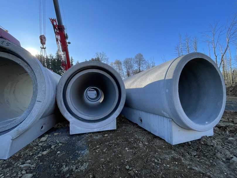 Weitergeführt wird das Wasser über UHPC-Rohre DN800 mit integriertem Fundament. | Foto: Hans Rinninger u. Sohn GmbH u. Co. KG