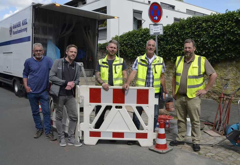 An der Baustelle in der Lemgoer Heustraße (v.l.): Bernd Veith (Bauleiter Bauwerke, Fa. Rainer Kiel), Sebastian Marx (Bauleiter Hausanschlüsse, Fa. Rainer Kiel), Lars Görömbölyi (Bauleiter Uwe Huber Planungsbüro), Planer Uwe Huber und Jens Plöger (SEL, Abteilung Kanalbetrieb und Gewässer) | Foto: B_I/Valdix