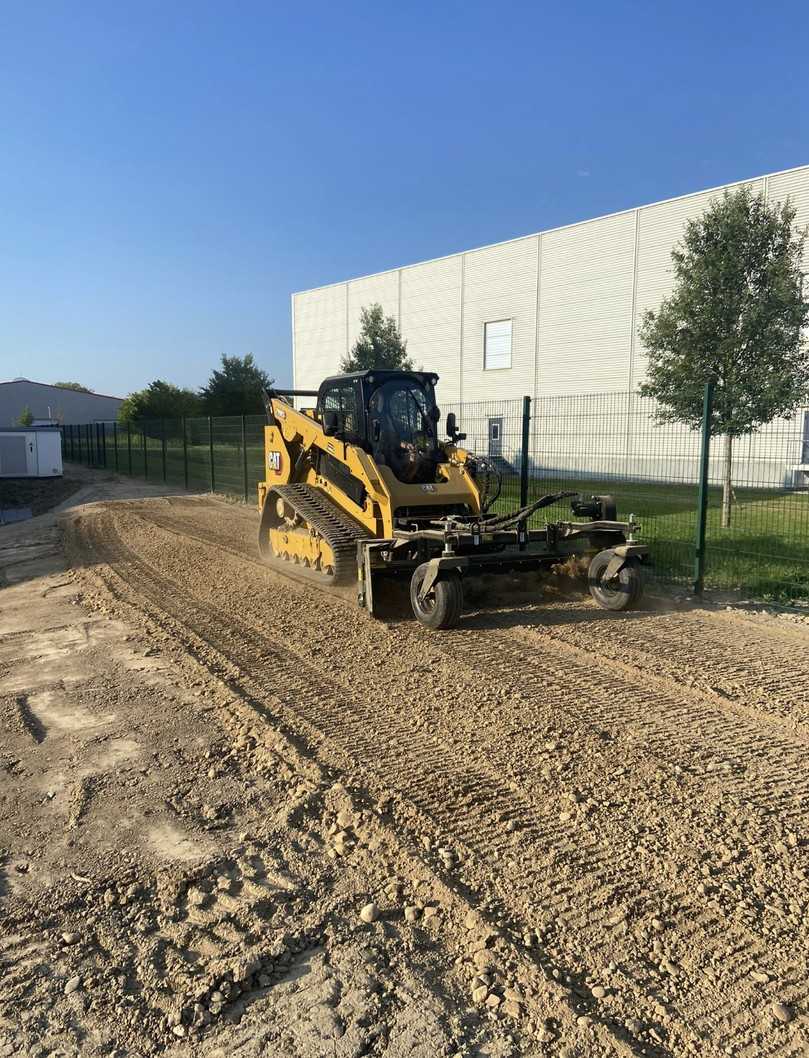 Ausgeprägtes Merkmal sind die bodenschonenden Gummiketten in Verbindung mit dem feingliedrigen Laufwerk, was die Baumaschine für Einsätze im Gala- und Sportplatzbau prädestiniert | Foto: Schildecker