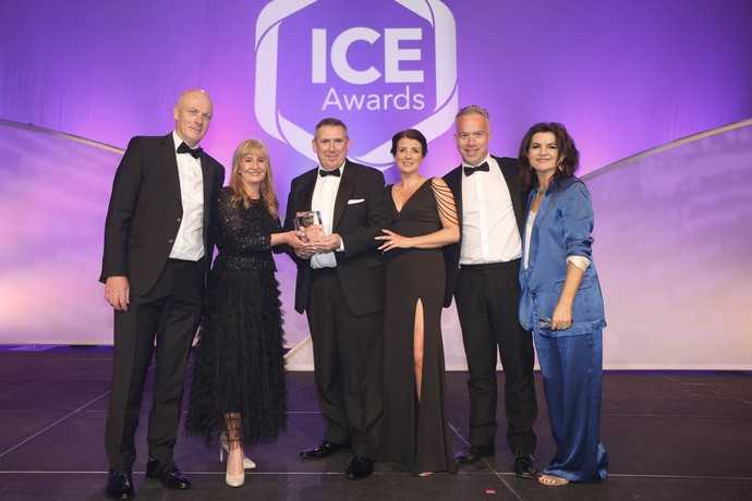 Pat McGahan (3.v.l.), Geschäftsführer von Layher Irland, nahm die Auszeichnung des TwixBeams in der Kategorie „Construction Product Innovation“ im Rahmen der „Irish Construction Awards“ entgegen. | Foto: Layher/ICE Awards 2023/Conor McCabe Photography