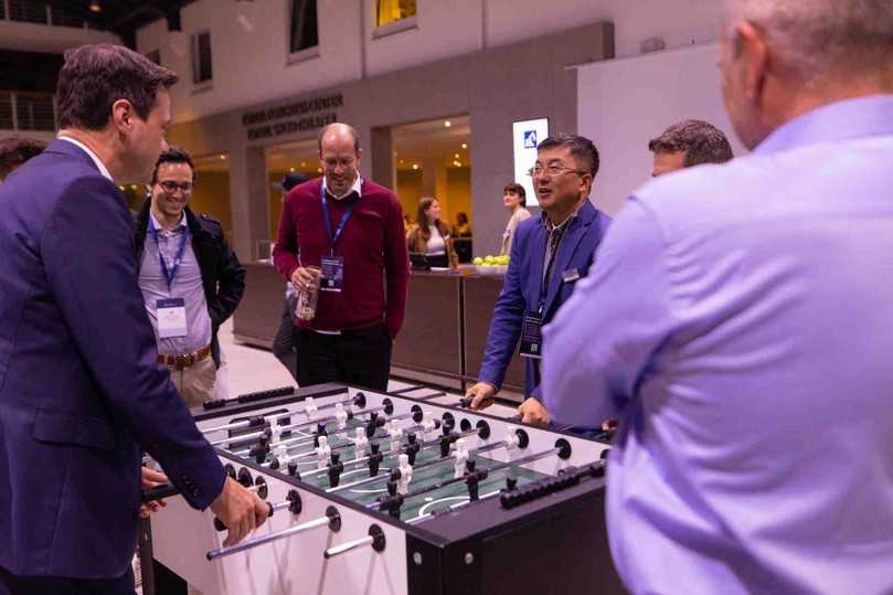 Startup-Atmosphäre beim Construction Equipment Forum: Wo erfahrene Branchengrößen auf aufstrebende ConTech-Unternehmen treffen, hat der Tischkicker hohe Symbolkraft. | Foto: IPM AG